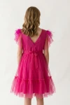 Detaliu pene delicate la mânecile rochiei fucsia din tul