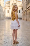 Rochie Riva alb-auriu în aer liber – spatele cu decupaj și fundă din paiete, fustă din tul