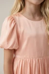 Rochie Sia roz – prim-plan cu decolteul rotund și mâneca bufantă
