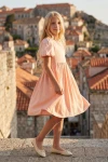 Rochie Sia roz – din lateral, cu acoperișurile orașului vechi în fundal