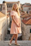 Rochie Sia roz – siluetă întreagă, cu turnul orașului vechi în fundal