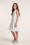 Rochie albă plisată Rozalia – din lateral, croială în A până la genunchi