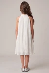 Rochie albă plisată Rozalia – spatele, cu gulerul cu perle prins cu un nasture