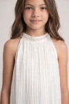 Rochie albă Rozalia – prim-plan cu gulerul halter decorat cu perle și mărgele