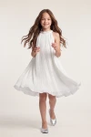 Rochie albă plisată Rozalia – din față, fusta evazată în mișcare