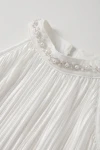 Rochie albă Rozalia – detaliu al gulerului cu perle mici și mărgele aplicate