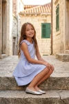 Rochie Harper albastru deschis – în aer liber, fetiță așezată