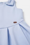 Rochie Harper albastru deschis – detaliu cu funda de pe umăr și pliurile de la talie