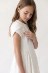 Rochie albă Rumi – mâneca lalea și fusta încrețită sub linia taliei, din lateral
