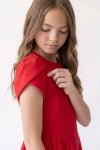 Rochie roșie Rumi – prim-plan cu mâneca lalea și decolteul rotund