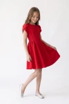 Rochie roșie Rumi – fetiță care își ține fusta evazată, siluetă întreagă
