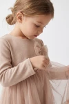 Rochie Iga bej – fundița din tul și partea de sus din tricot cu mâneci lungi, prim-plan din lateral