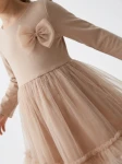 Rochie Iga bej – prim-plan cu fundița din tul de pe piept și fusta încrețită din tul