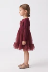 Rochie Iga bordo – din profil, fundița de pe piept și volanul de tul de la tiv