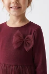 Rochie Iga bordo – detaliu cu fundița din tul și decolteul rotund