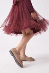 Rochie Iga bordo – detaliu cu volanul din tul de la tivul fustei, în mișcare