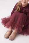 Rochie Iga bordo – fusta din tul cu volan, întinsă, fetiță așezată
