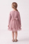 Rochie Iga roz pudrat – vedere din spate, cu fermoar și fundă mare din eșarfa de tul