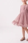 Rochie Iga roz pudrat – fusta evazată din tul cu volan și fundița de pe piept