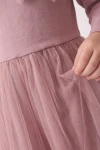 Rochie Iga roz pudrat – prim-plan cu partea de sus netedă și tulul încrețit al fustei