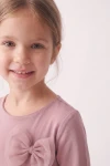 Rochie Iga roz pudrat – prim-plan cu decolteul rotund și fundița din tul