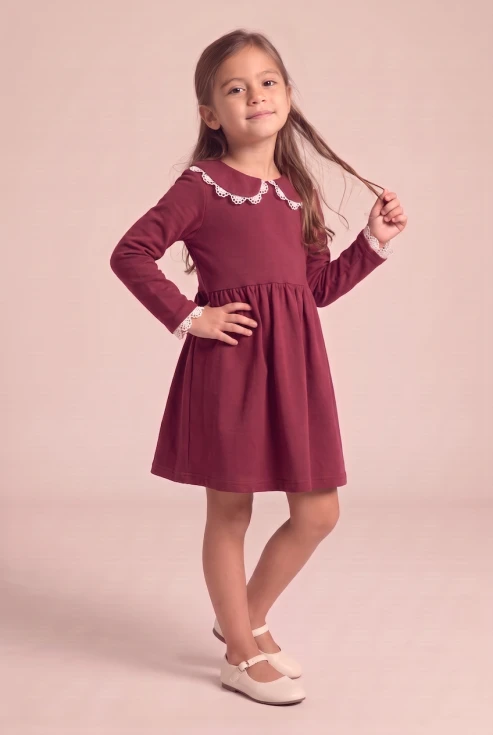 Rochie de ocazie Estera bordo pentru fetițe, cu guler tivit cu dantelă și mâneci lungi – din față, siluetă întreagă