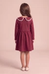 Rochie Estera bordo – spatele, cu fermoar ascuns și guler despărțit în două, tivit cu dantelă albă