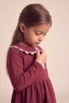 Rochie Estera bordo – din lateral, prim-plan cu gulerul tivit cu dantelă albă