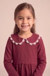 Rochie Estera bordo – prim-plan cu gulerul rotunjit tivit cu dantelă albă festonată