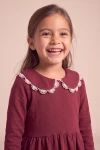 Rochie Estera bordo – partea de sus cu gulerul tivit cu dantelă albă, din față