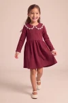 Rochie Estera bordo cu guler tivit cu dantelă – în mișcare, siluetă întreagă din față