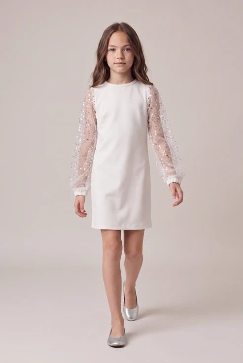 Rochie albă elegantă Vivienne pentru fetițe, cu mâneci din tul cu paiete – siluetă întreagă în mișcare, din față