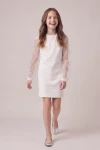 Rochie albă Vivienne, croială dreaptă, deasupra genunchiului – fetiță zâmbind, în mers, din față