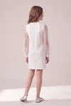 Rochie albă Vivienne – spatele cu fermoar ascuns la mijloc, siluetă întreagă din spate