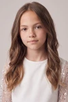 Rochie albă Vivienne – prim-plan cu decolteul rotund și tulul cu paiete de pe umeri