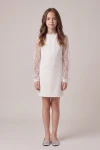 Rochie albă Vivienne deasupra genunchiului, cu mâneci din tul – fetiță în picioare, siluetă întreagă