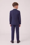 Costum pentru băiat Liam bleumarin – sacou și pantaloni pe model, vedere din spate