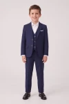 Costum pentru băiat Liam bleumarin – sacou, vestă și pantaloni, băiat cu brațele pe lângă corp