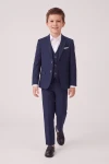 Costum pentru băiat Liam bleumarin – sacou, vestă și pantaloni pe model, în mișcare