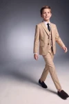 Costum pentru băiat Liam bej – sacou, vestă, pantaloni și cravată neagră, în mișcare, din față