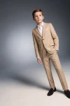 Costum pentru băiat Liam bej – sacou încheiat, mâna în buzunar, unghi de trei sferturi