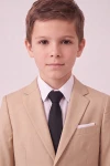 Costum pentru băiat Liam bej – reverele sacoului și cravata neagră, prim-plan de la piept în sus
