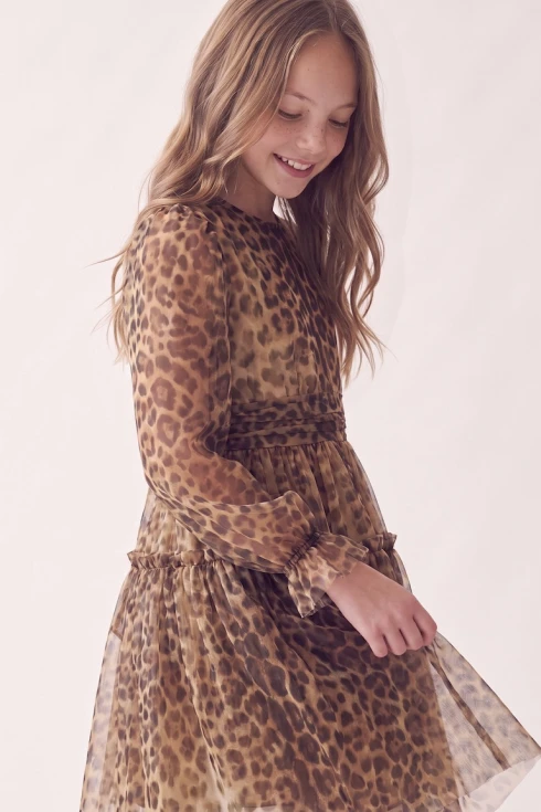 Rochie de ocazie Holly cu imprimeu leopard pentru fete – mânecă din tul cu volănaș la manșetă, din lateral