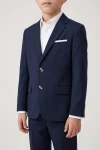 Costum pentru băiat Sam bleumarin – prim-plan cu reverele, nasturii și buzunarele sacoului