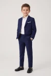 Costum pentru băiat Sam bleumarin – sacou descheiat și pantaloni cu dungă, din față, siluetă întreagă