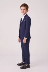 Costum pentru băiat Sam bleumarin – sacou și pantaloni cu dungă, vedere din lateral, siluetă întreagă