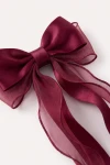 Agrafă de păr cu fundă bordo – prim-plan cu buclele din satin și organza transparentă