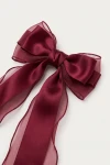 Agrafă de păr cu fundă bordo – prim-plan cu nodul, buclele din satin și organza