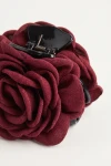 Clamă de păr cu trandafir bordo – floarea din material textil și clama neagră, prim-plan