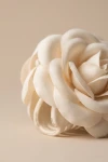 Clamă de păr cu trandafir bej deschis – prim-plan cu petalele din material textil